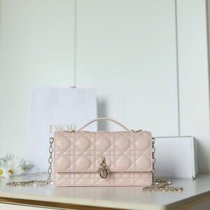 Classic DIOR Bag: A Stylish and Versatile Choice for Elegance